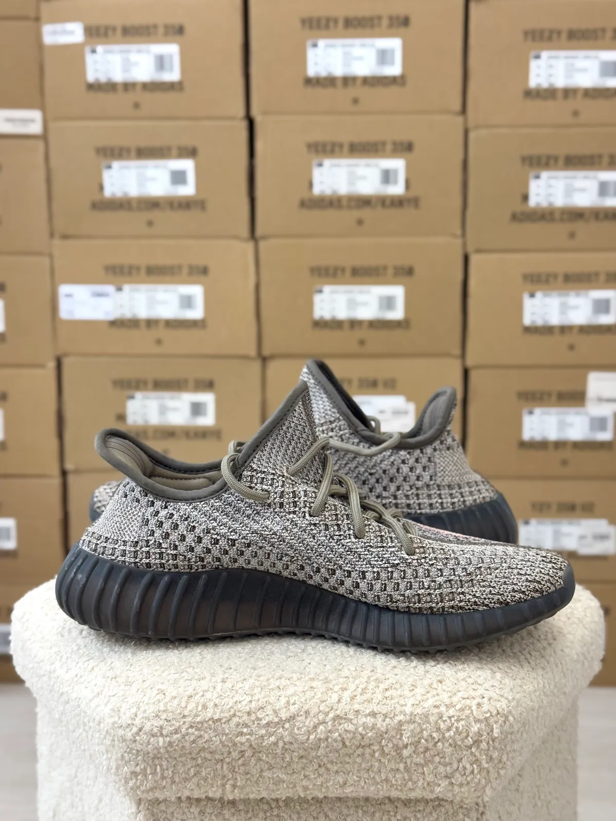 Yeezy Boost 350 V2 Ash Stone — mărimea 41 1/3 — foto 2