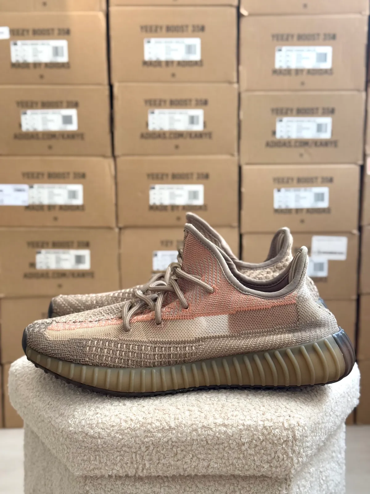 Yeezy Boost 350 V2 Sand Taupe — mărimea 45 1/3 — foto 1