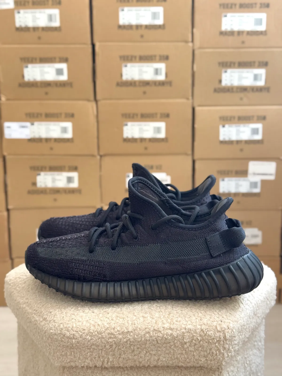 Yeezy Boost 350 V2 Onyx — mărimea 41 1/3 — foto 1