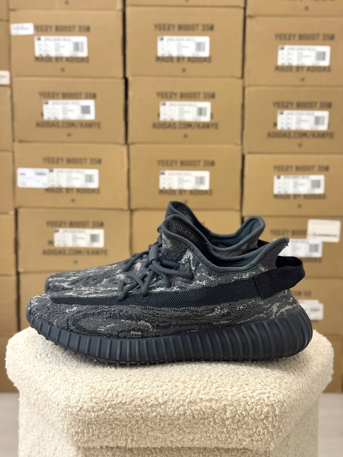 Yeezy Boost 350 V2 Dark Salt — mărimea 42 2/3 — foto 1