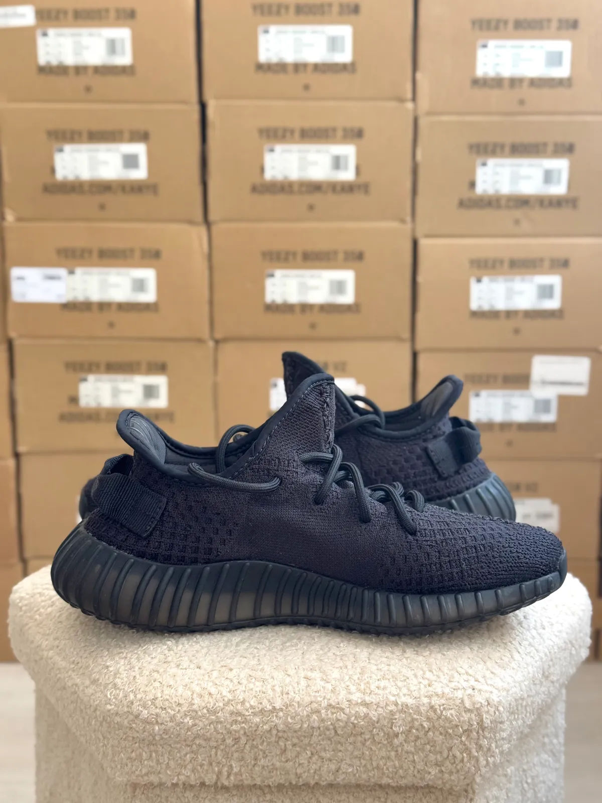 Yeezy Boost 350 V2 Onyx — mărimea 41 1/3 — foto 2