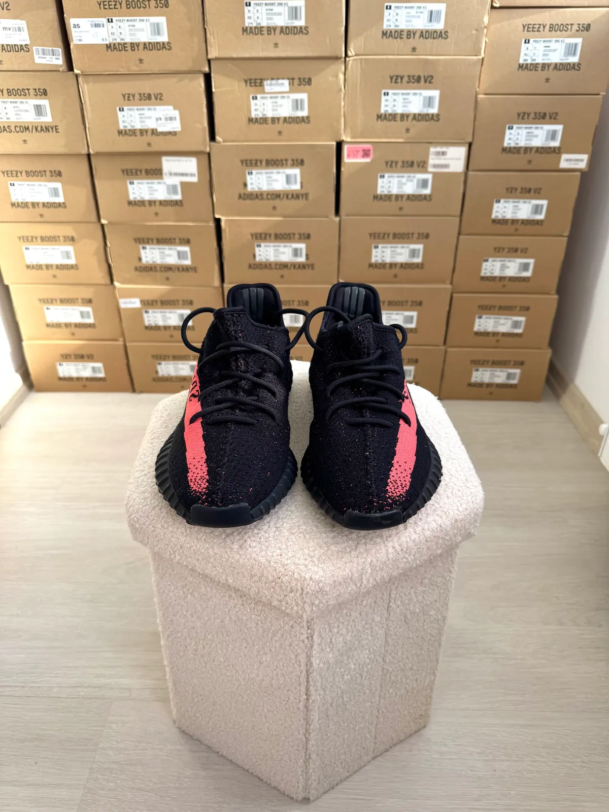 Yeezy Boost 350 V2 Core Black Red — mărimea 45 1/3 — foto 2