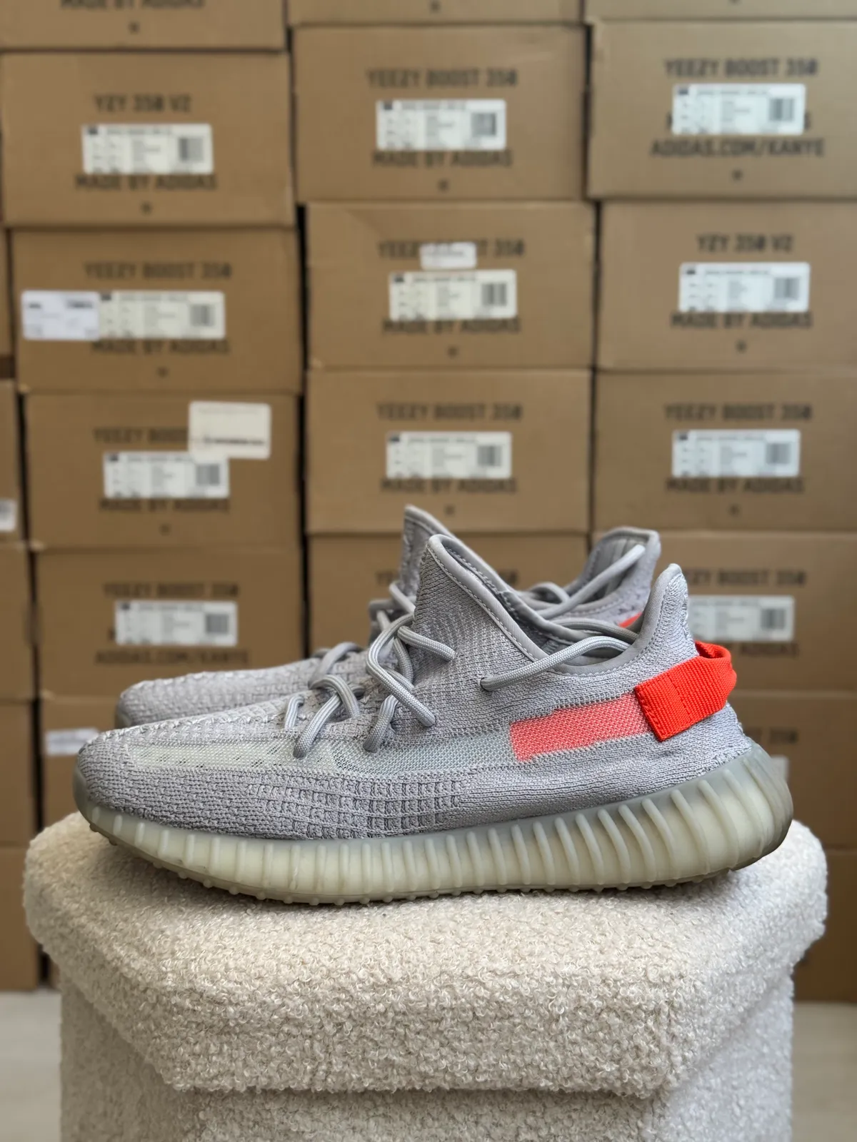 Yeezy Boost 350 V2 Tail Light — mărimea 42 2/3 — foto 1