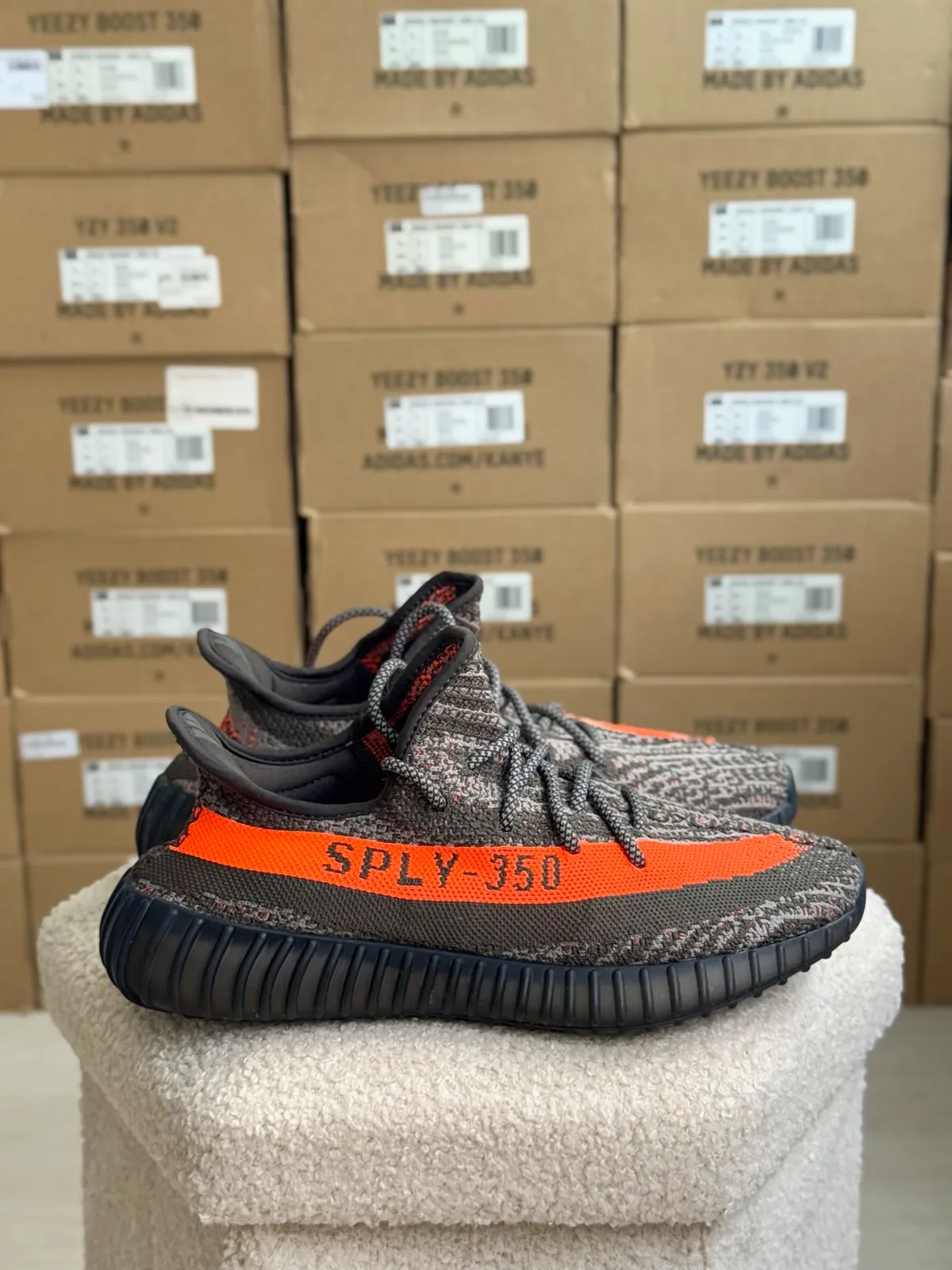 Yeezy Boost 350 V2 Carbon Beluga — mărimea 42 — foto 4