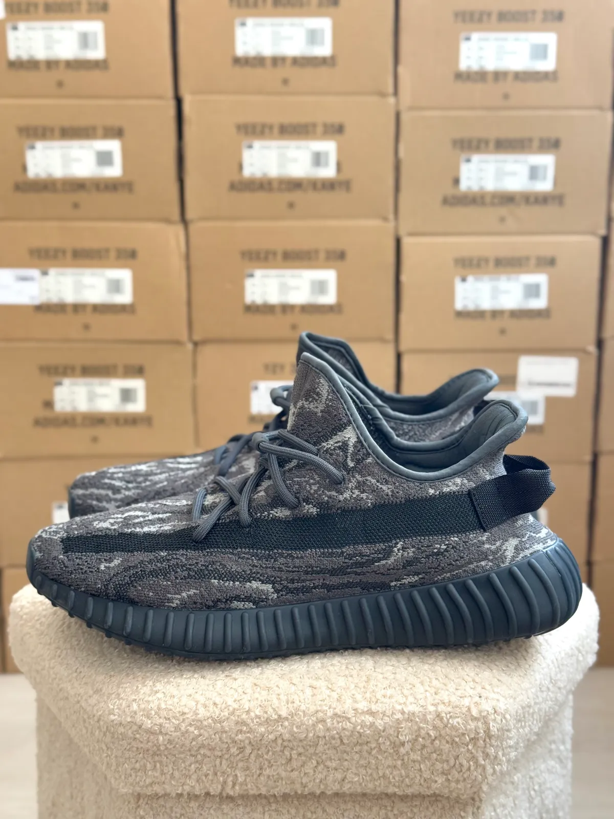 Yeezy Boost 350 V2 Dark Salt — mărimea 44 2/3 — foto 1