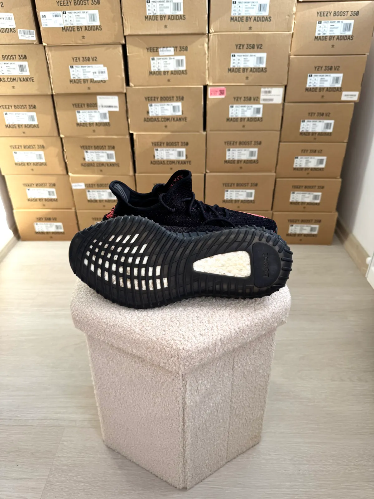 Yeezy Boost 350 V2 Core Black Red — mărimea 45 1/3 — foto 4