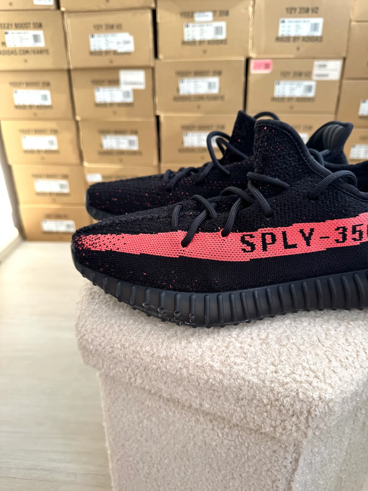 Yeezy Boost 350 V2 Core Black Red — mărimea 45 1/3 — foto 6