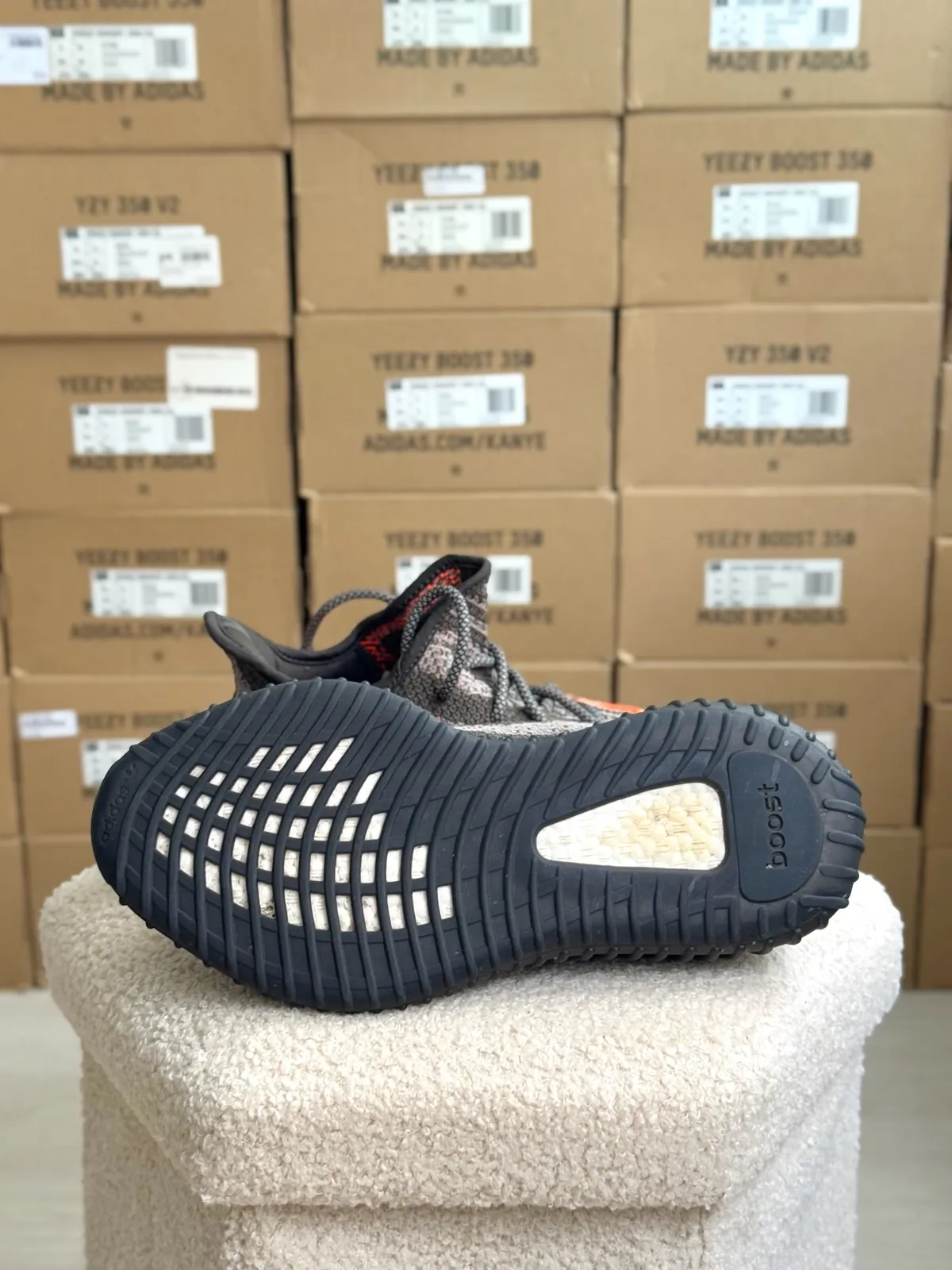 Yeezy Boost 350 V2 Carbon Beluga — mărimea 42 — foto 2