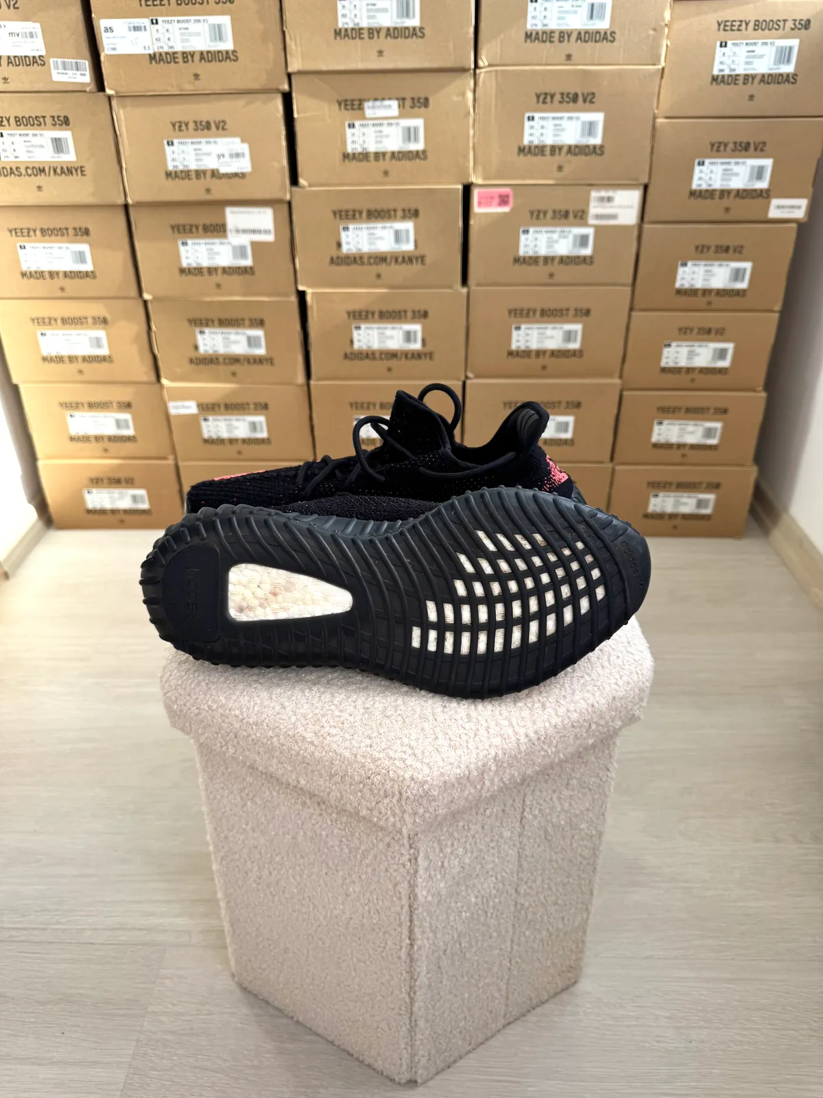 Yeezy Boost 350 V2 Core Black Red — mărimea 45 1/3 — foto 5