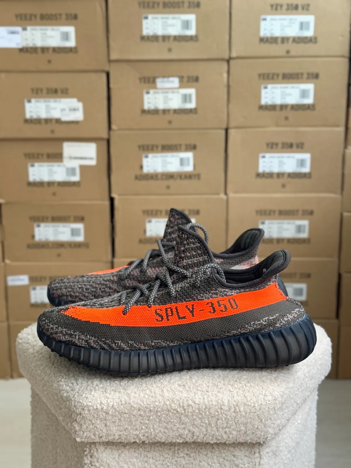Yeezy Boost 350 V2 Carbon Beluga — mărimea 42 — foto 1