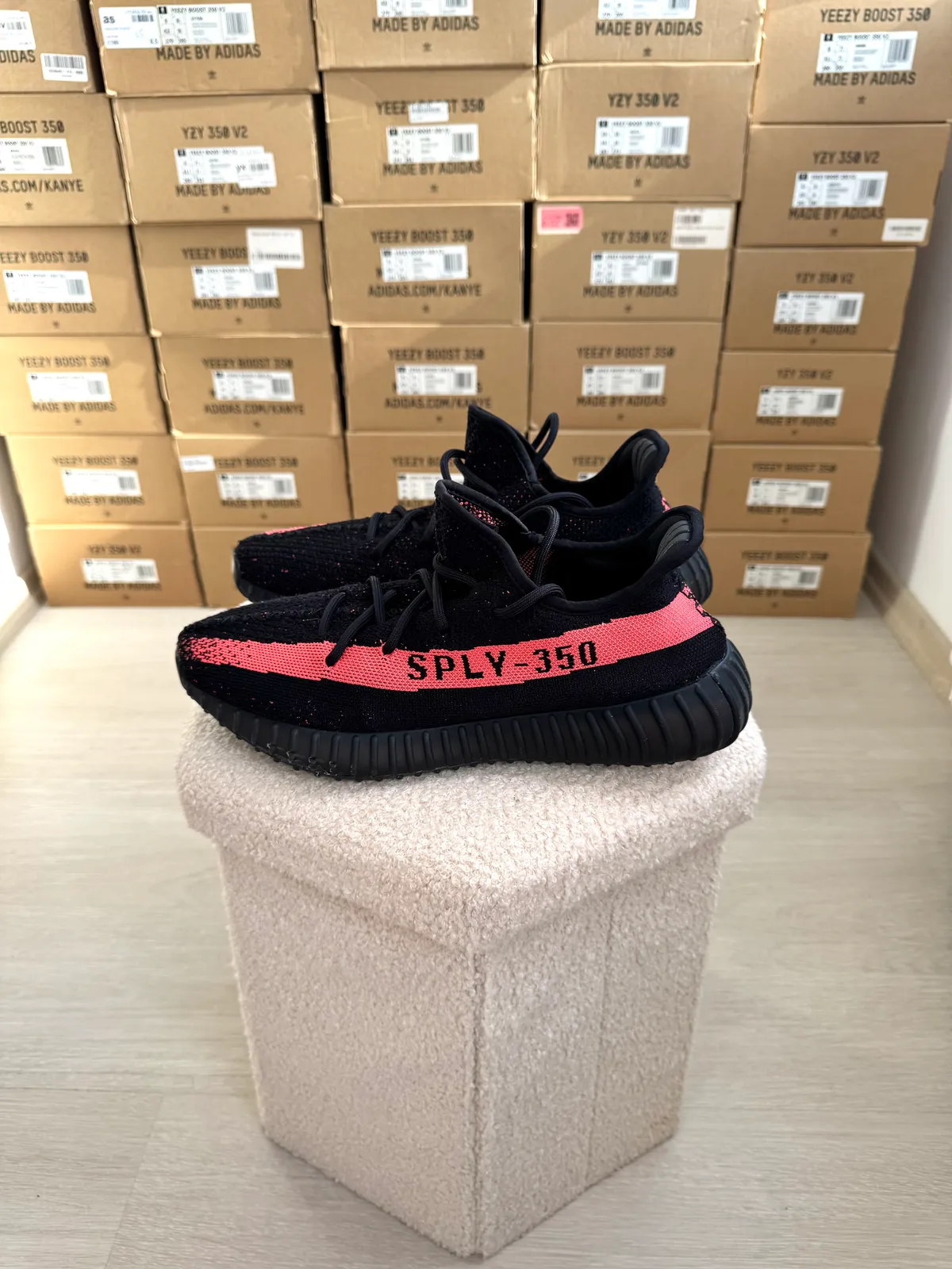 Yeezy Boost 350 V2 Core Black Red — mărimea 45 1/3 — foto 1