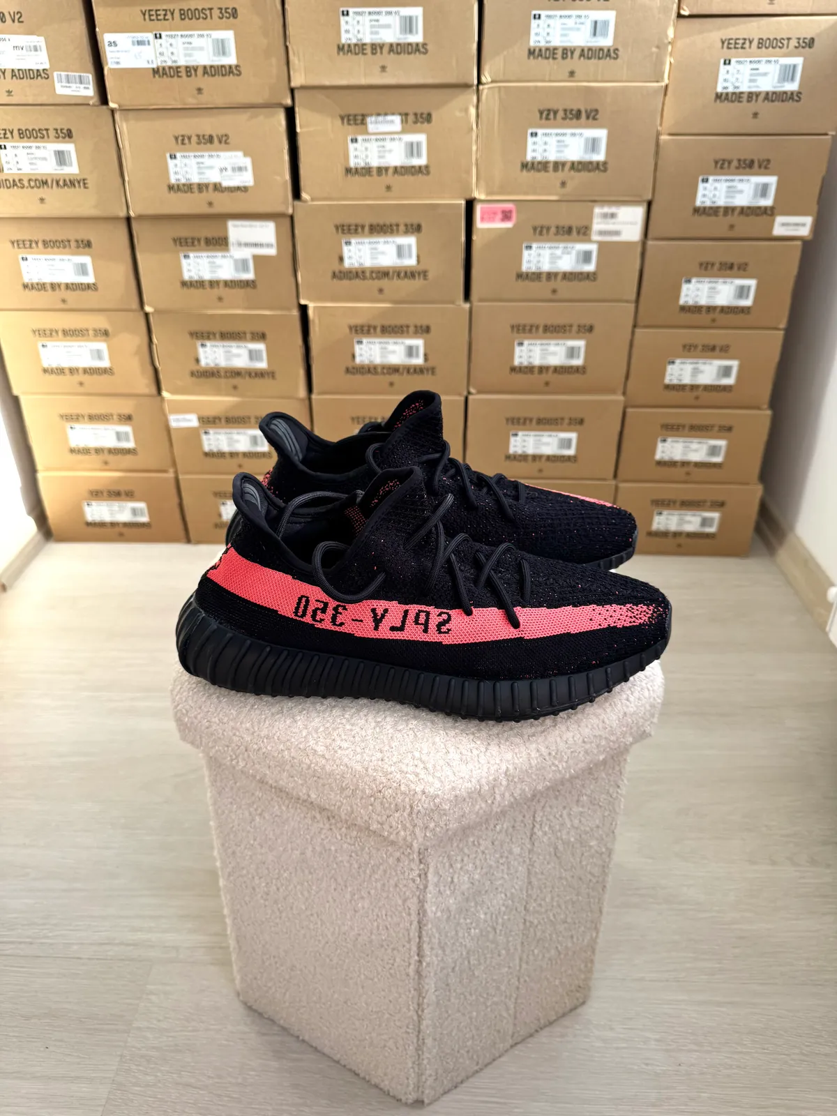 Yeezy Boost 350 V2 Core Black Red — mărimea 45 1/3 — foto 3