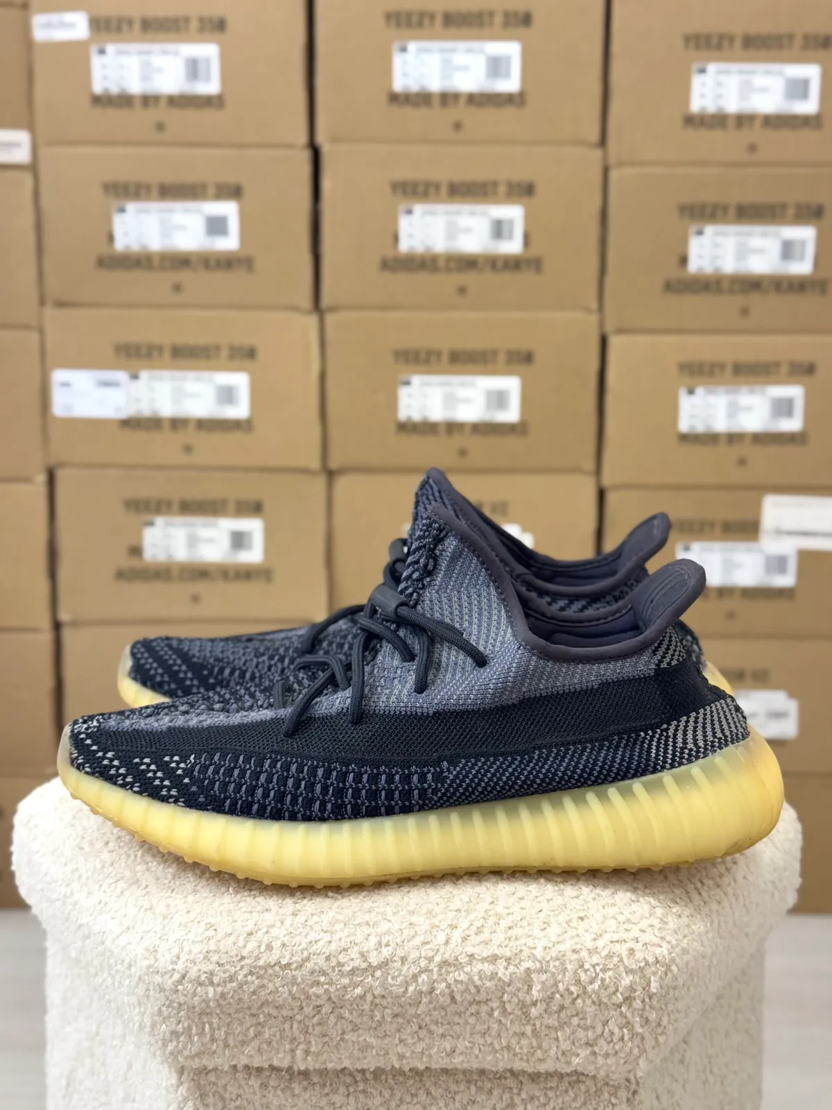 Yeezy Boost 350 V2 Carbon — mărimea 44 — foto 1