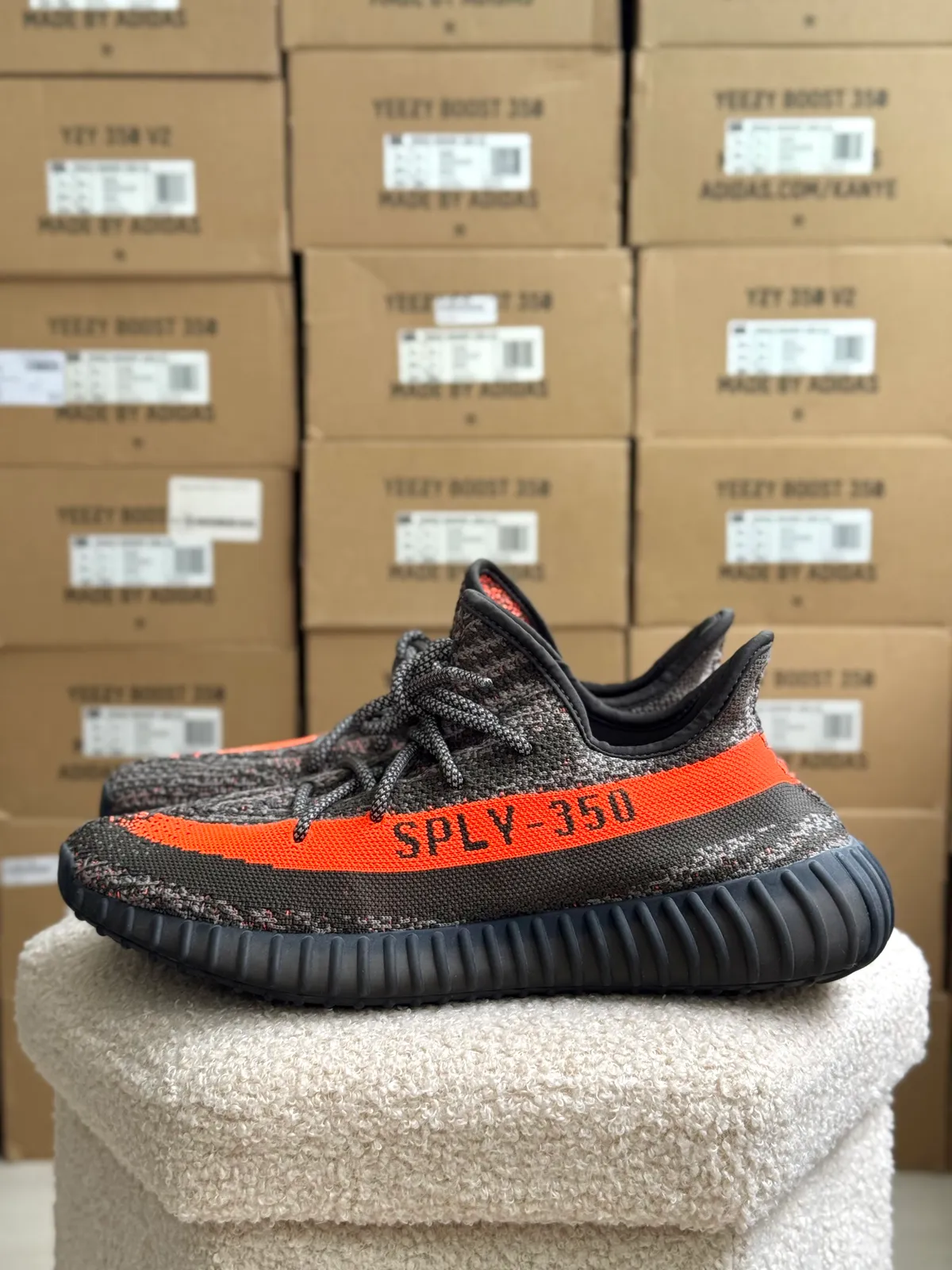 Yeezy Boost 350 V2 Carbon Beluga — mărimea 44 — foto 1
