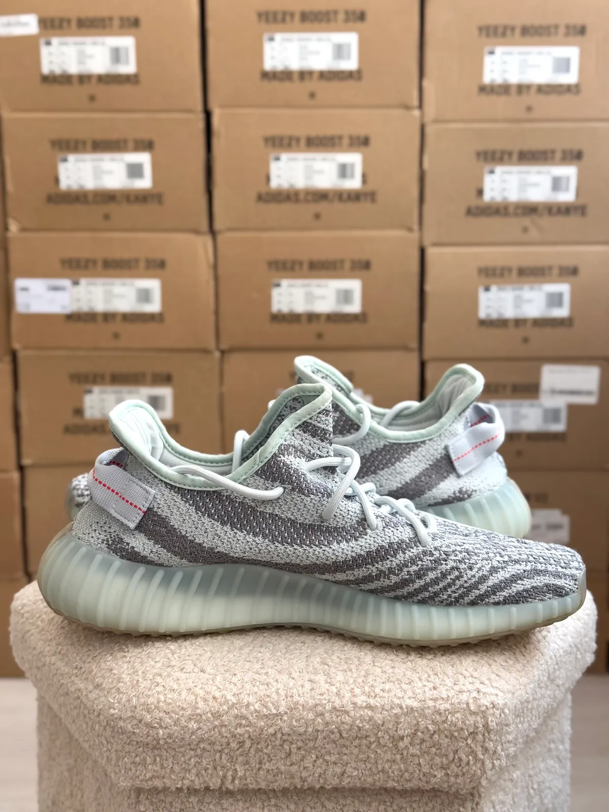 Yeezy Boost 350 V2 Blue Tint — mărimea 44 — foto 2