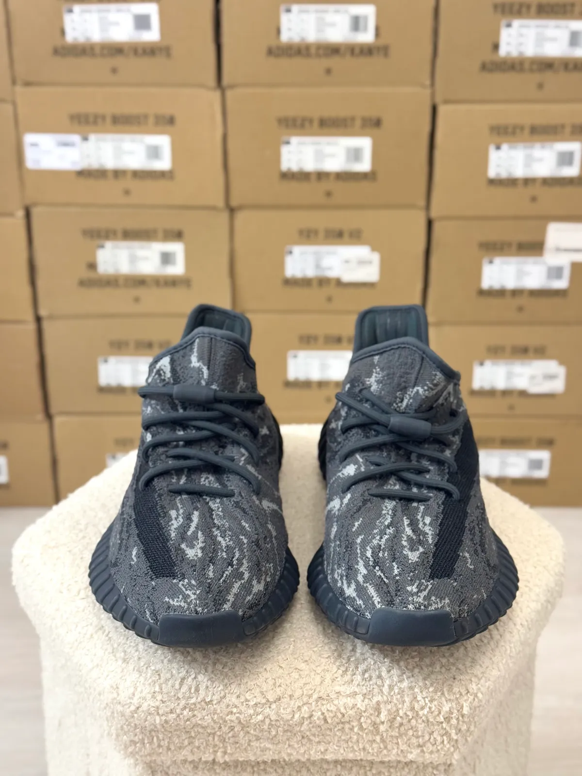 Yeezy Boost 350 V2 Dark Salt — mărimea 42 2/3 — foto 3