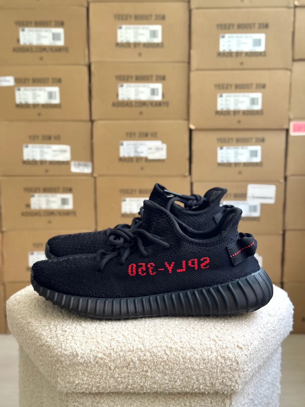 Yeezy Boost 350 V2 Bred — mărimea 41 1/3 — foto 1