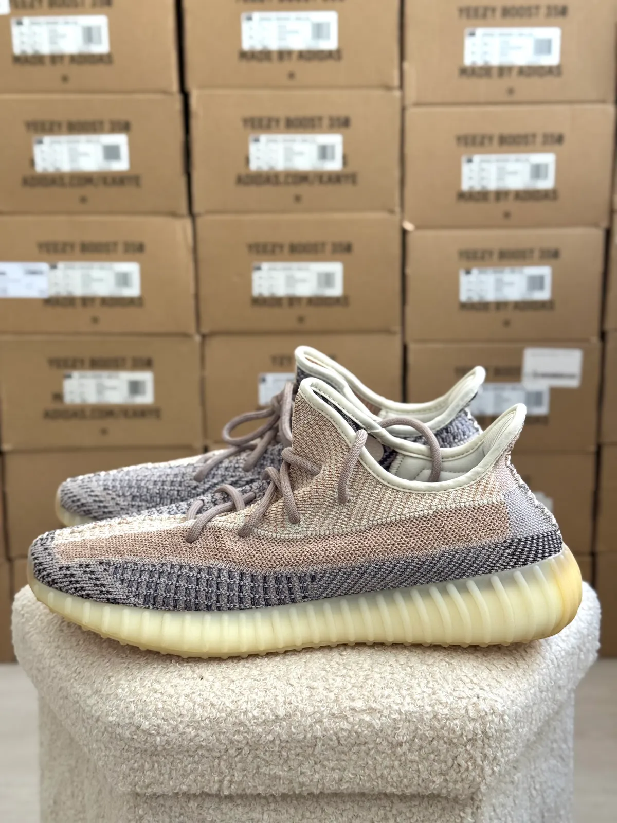 Yeezy Boost 350 V2 Ash Pearl — mărimea 45 1/3 — foto 1