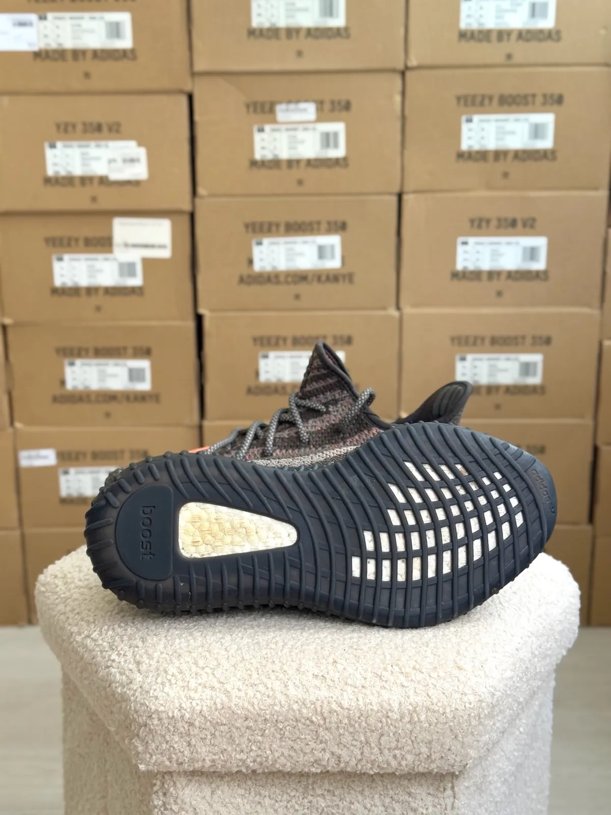 Yeezy Boost 350 V2 Carbon Beluga — mărimea 42 — foto 3