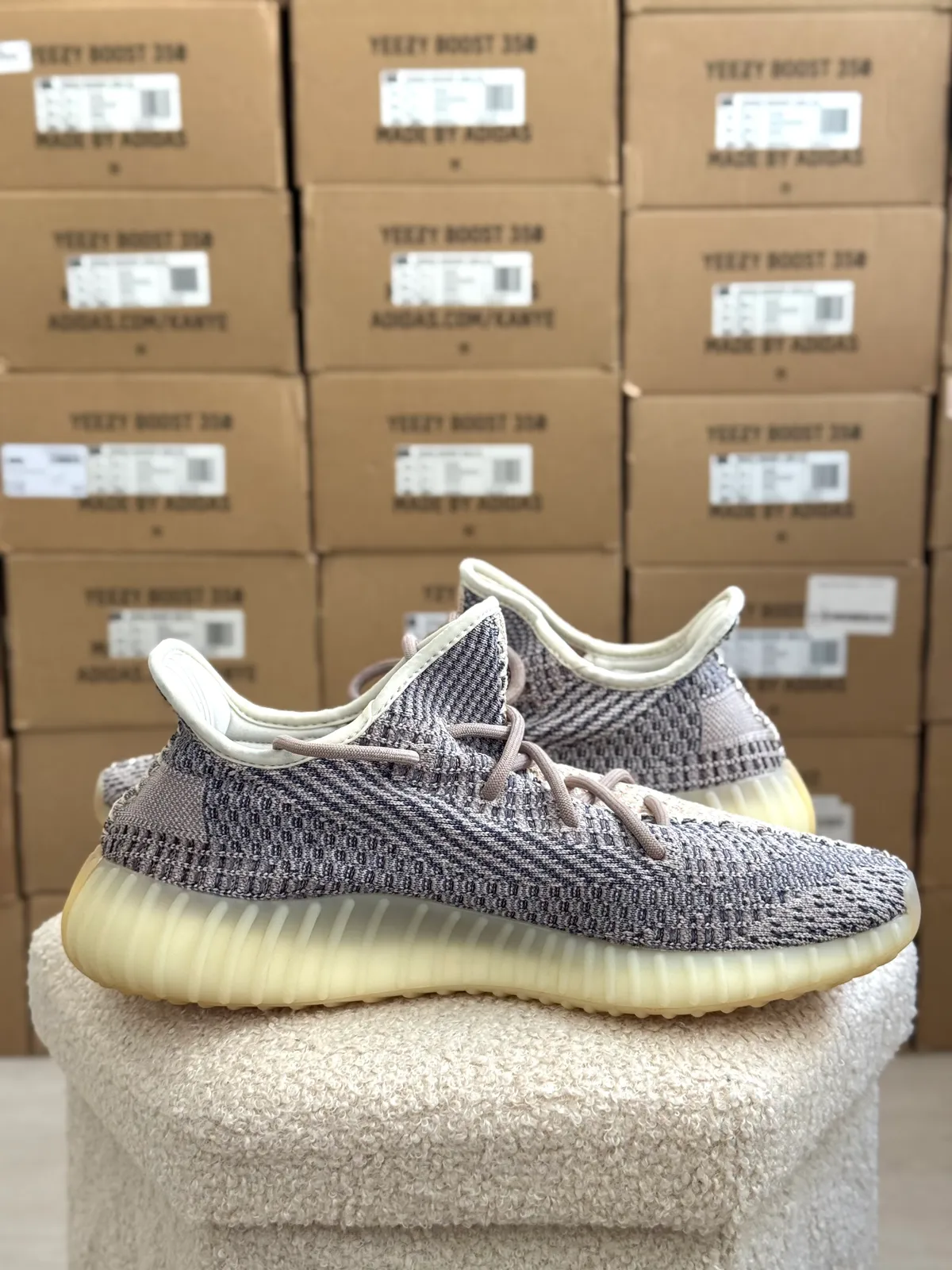 Yeezy Boost 350 V2 Ash Pearl — mărimea 45 1/3 — foto 2