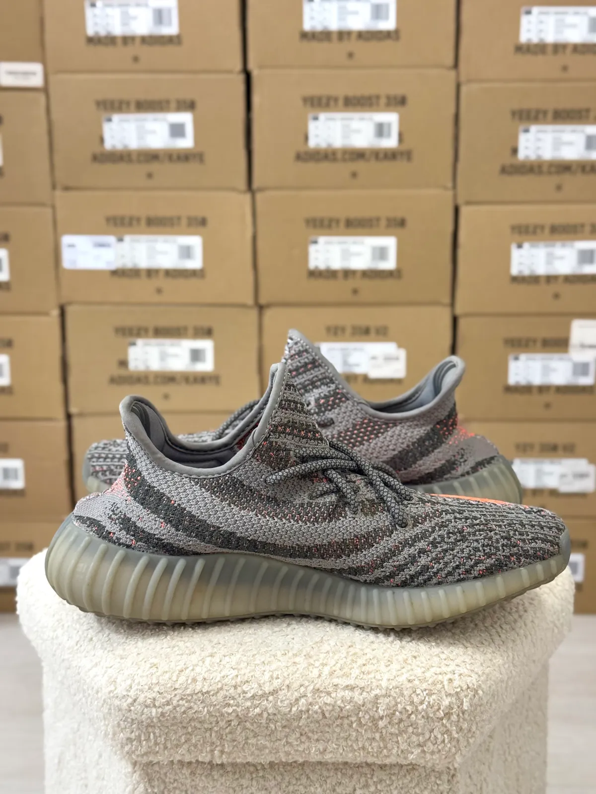 Yeezy Boost 350 V2 Beluga Reflective — mărimea 44 — foto 2
