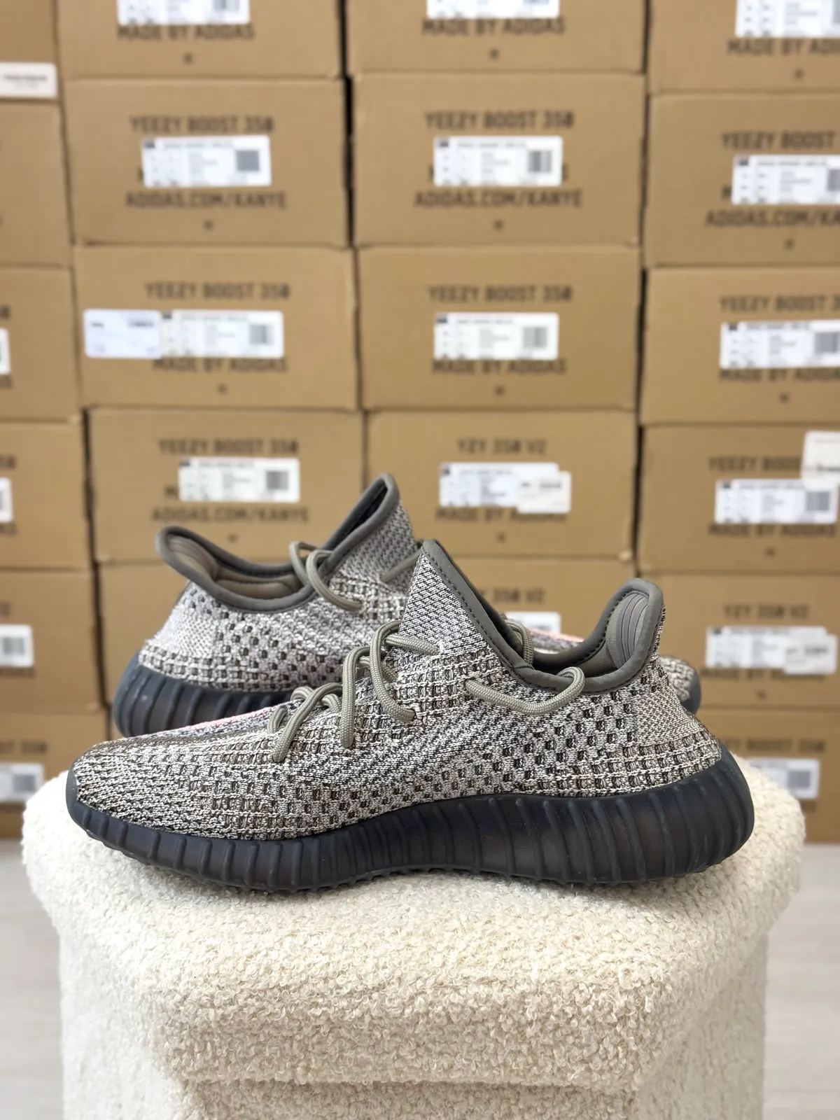 Yeezy Boost 350 V2 Ash Stone — mărimea 41 1/3 — foto 5